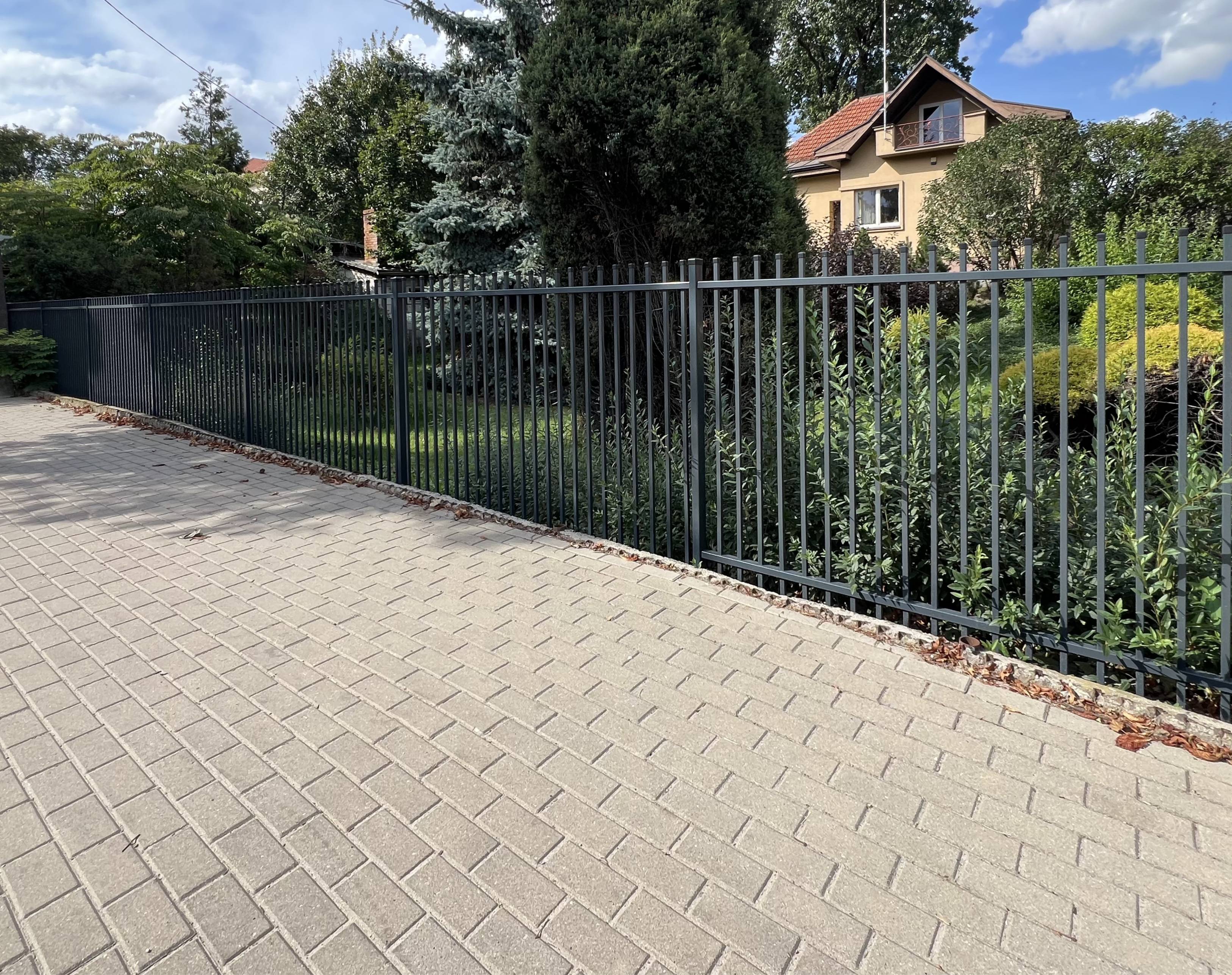 Tvora kelio apsaugos zonoje Tvora šalia kelio ir kelio apsaugos zonos